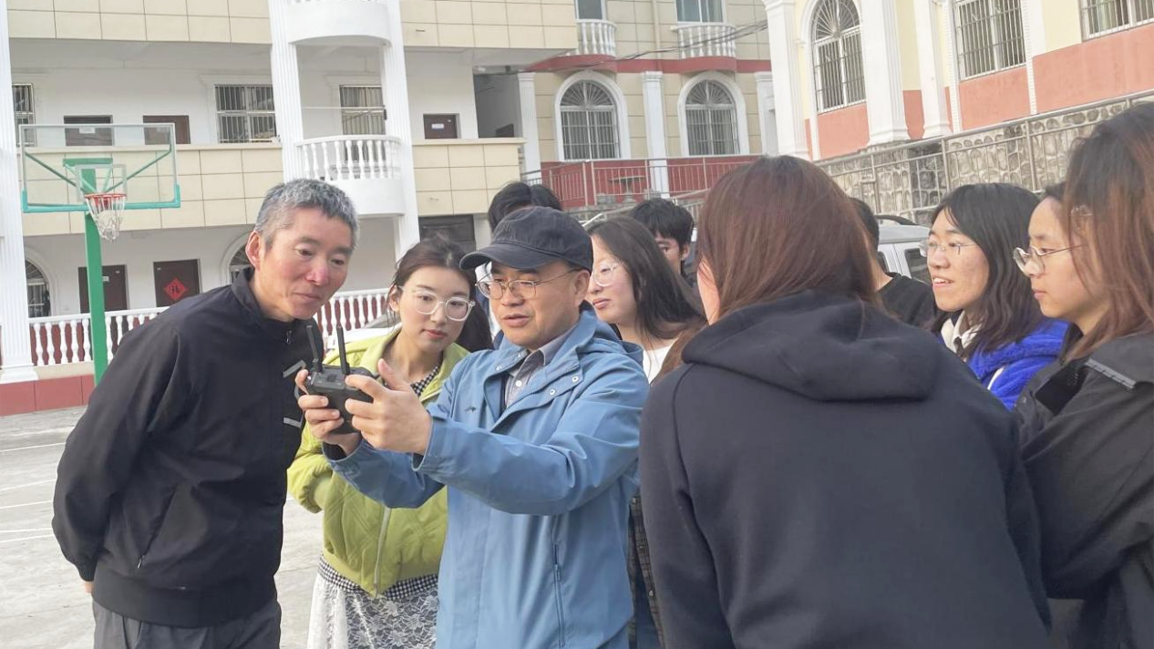 林学院唐光辉教授操控无人机.png