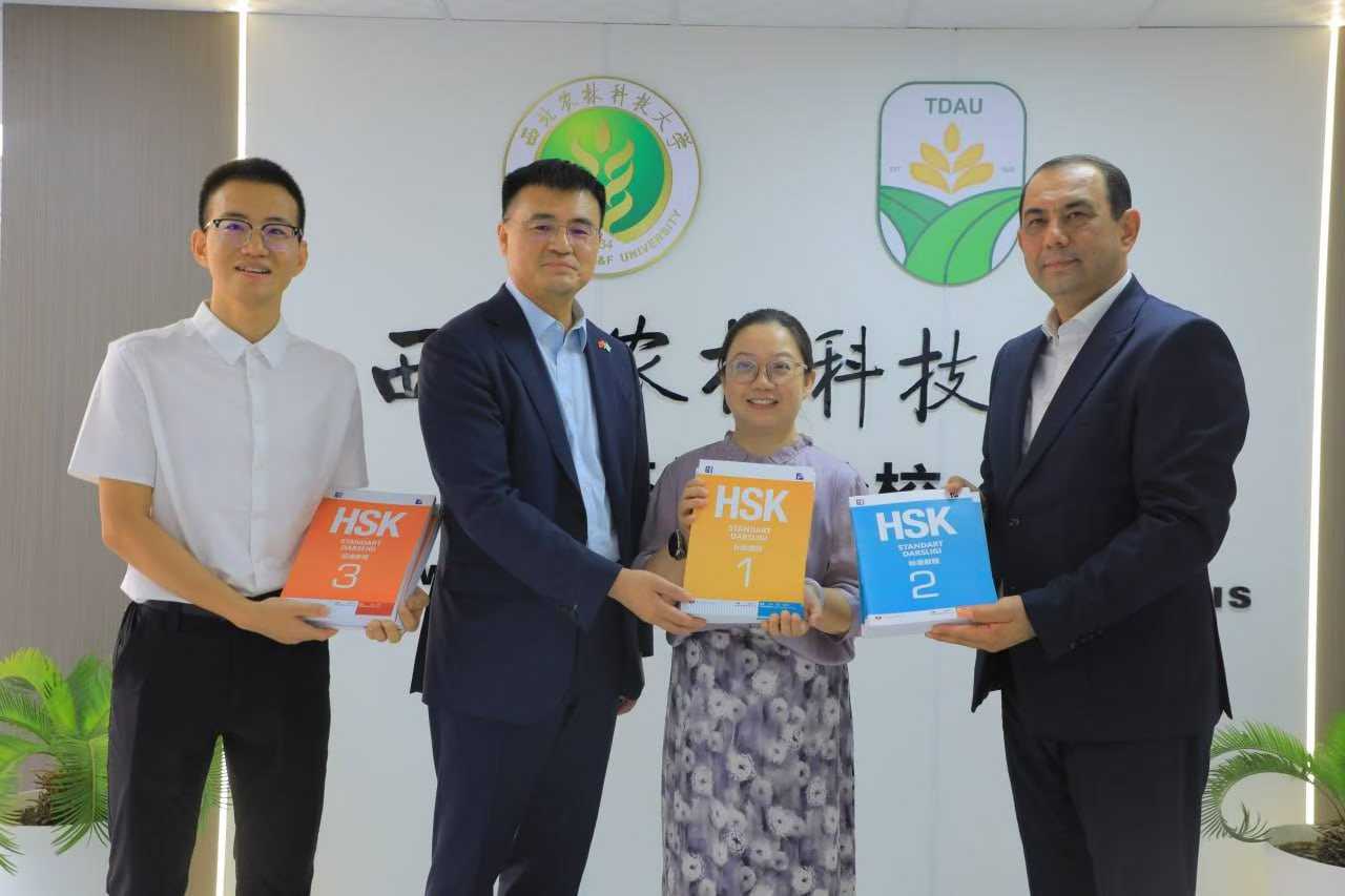 学院师生赴塔什干分校加强海外中文教育