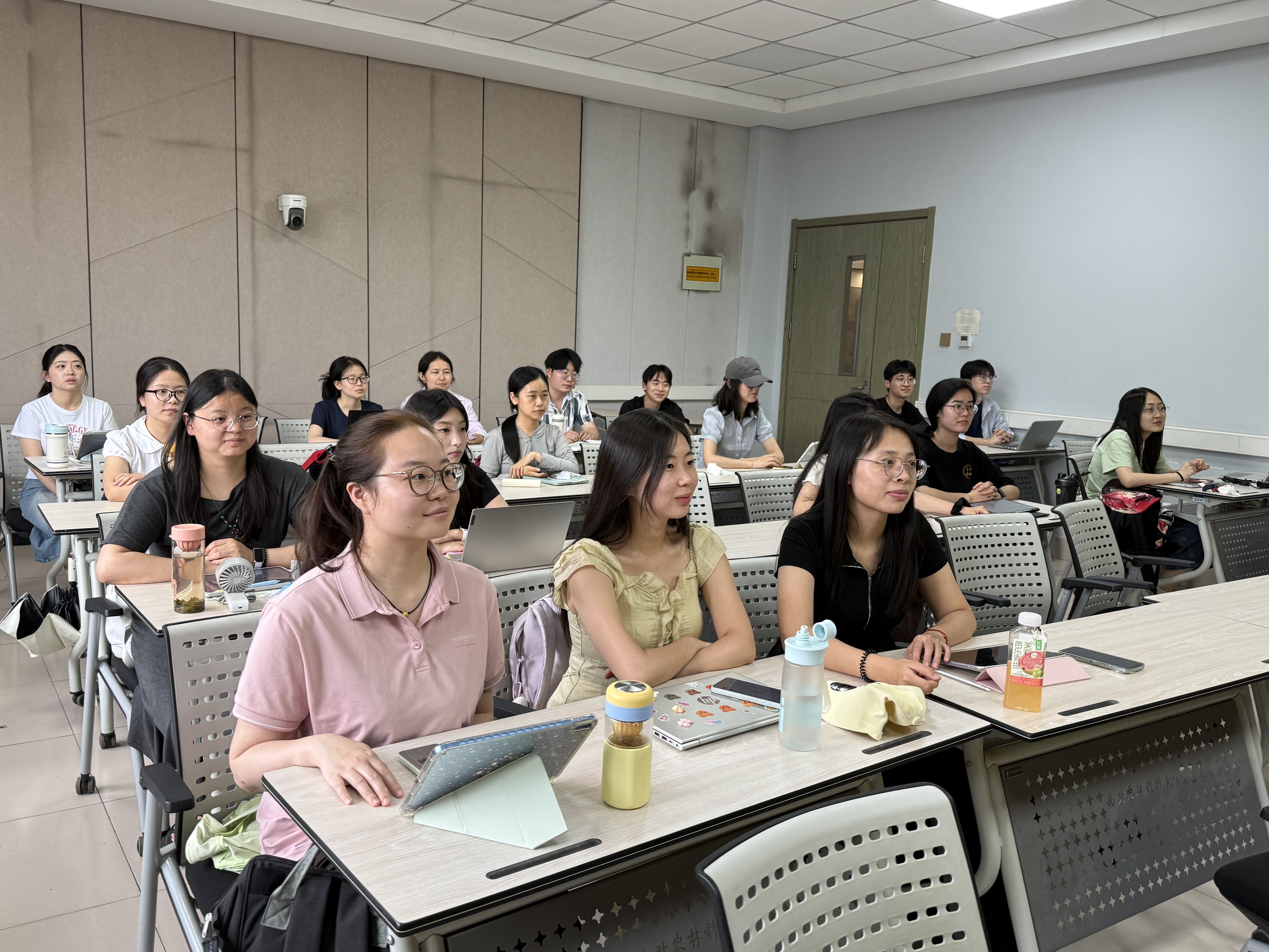六月份政治理论学习照片.jpg